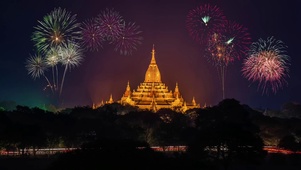 夜晚烟花缅甸寺院