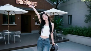 咖啡馆前蓝色牛仔裤美女