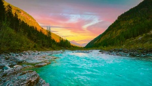 傍晚高山河流