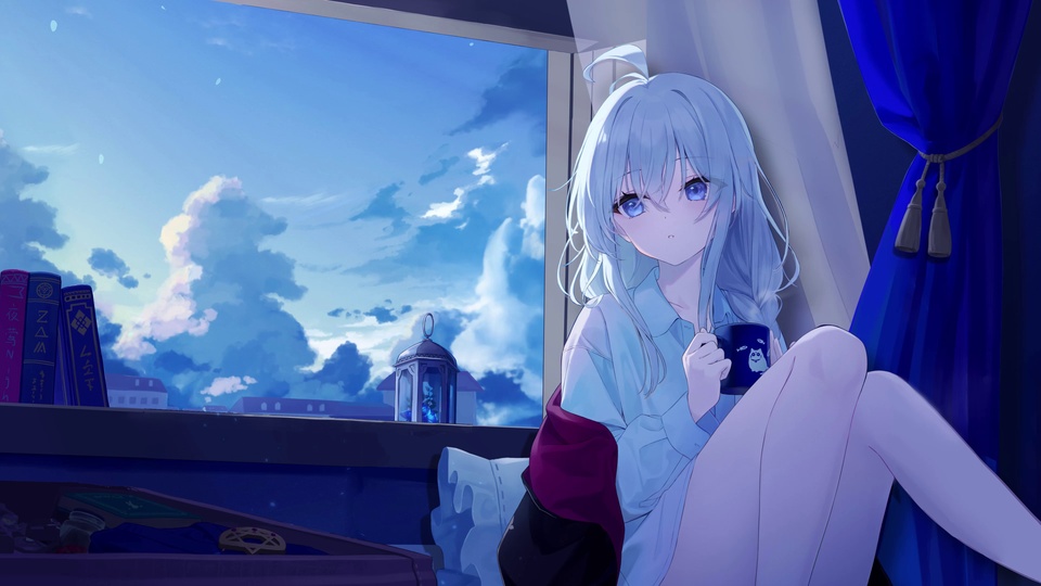 日系二次元风格窗边少女插画，浅银白长发蓝眼少女手持印猫咪图案的深蓝色杯子，窗外是淡蓝色天空、积云与远处低矮建筑，整体呈蓝白淡紫色调。