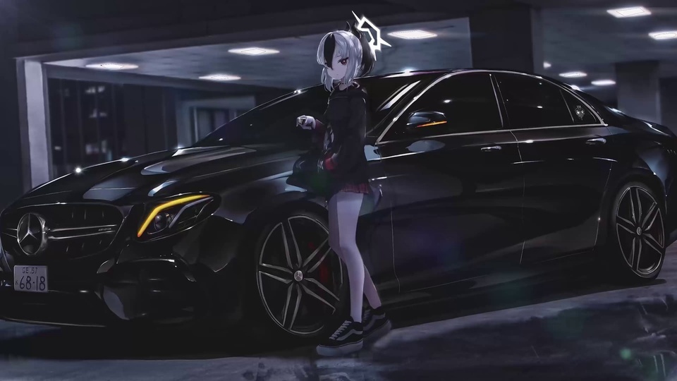 靠在黑色豪华轿车旁的黑白短发动漫少女，昏暗地下车库环境