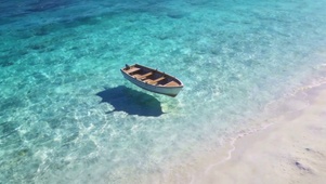 浅海小舟