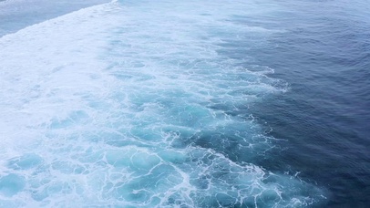 4K 高清 海浪冲刷着蓝色大海