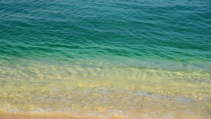 清澈的湖水