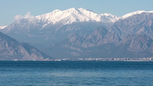 【4K航拍】壮丽的雪山湖泊