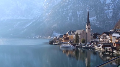 冬日高山湖边静谧小镇