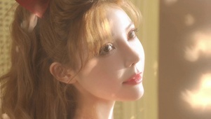 妩媚红裙美女