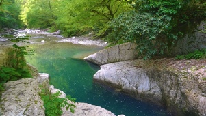 山间泉水