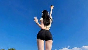 治愈可爱女孩背影