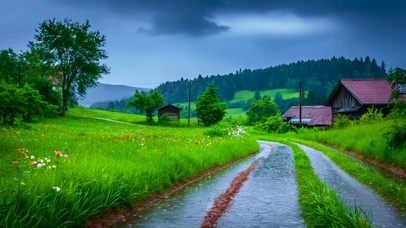 雨天山地乡村小路