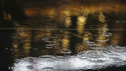 4k唯美下雨天雨滴水面波纹
