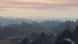 桂林阳朔兴坪山川清晨日出迷雾