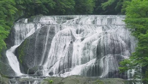 山间岩壁瀑布