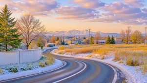 雪径晚霞的冬日乡途