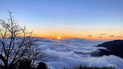 山巅云海日出