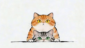 胖橘猫 “罩着” 小狸花