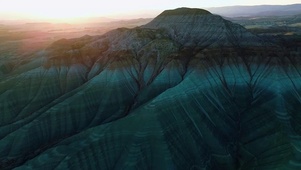 晨曦晕染的蓝调山峦远景