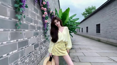 小巷墙角摆拍的长发美女