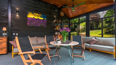 雨天森林舒适的木屋客厅