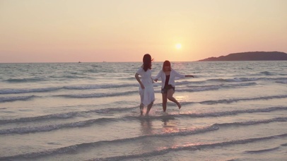 海边追逐打闹的少女们