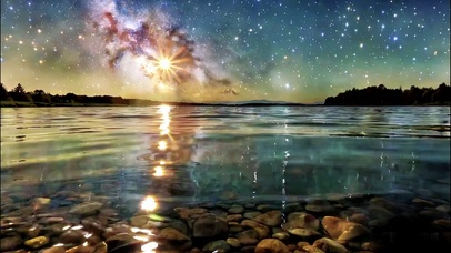 星空夜色中清澈的湖面