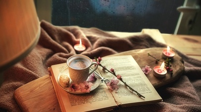 在雨夜享受咖啡的舒适休息