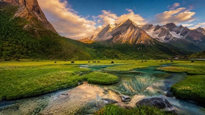 日照金山清澈溪流草原风光