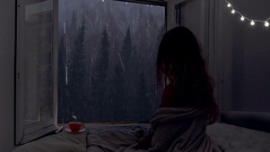 窗外暴雨