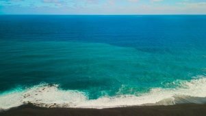 俯瞰广阔海滩海浪
