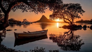 静谧落日湖面木船