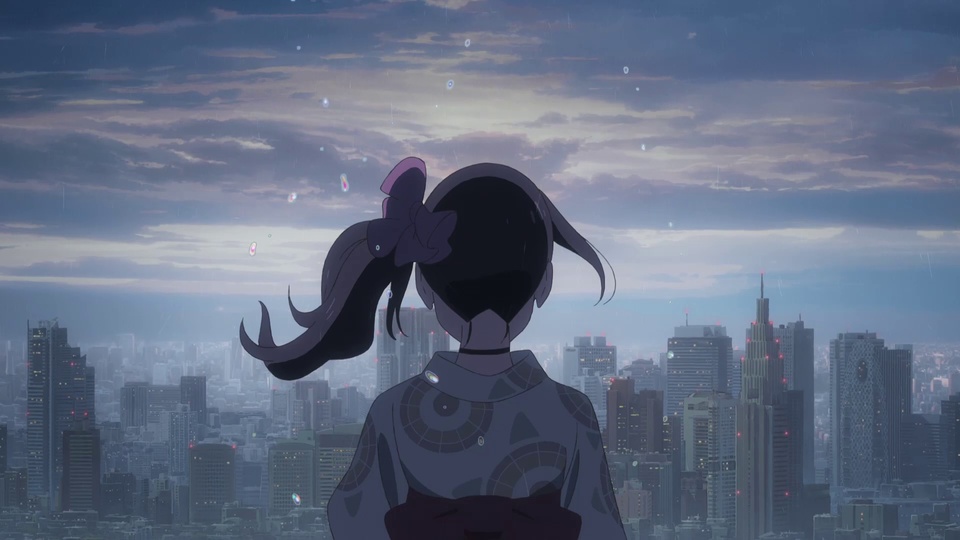 背向镜头的少女面向雨雾里的黄昏都市，空中散落着细小的亮斑。