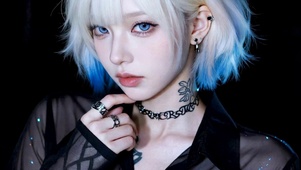 蓝发酷飒短发美少女