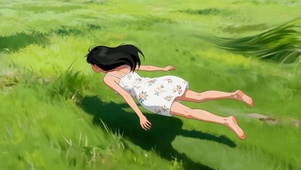 绿草地碎花裙少女的自由瞬间