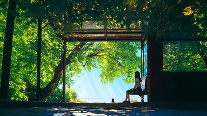 春天绿藤下少女