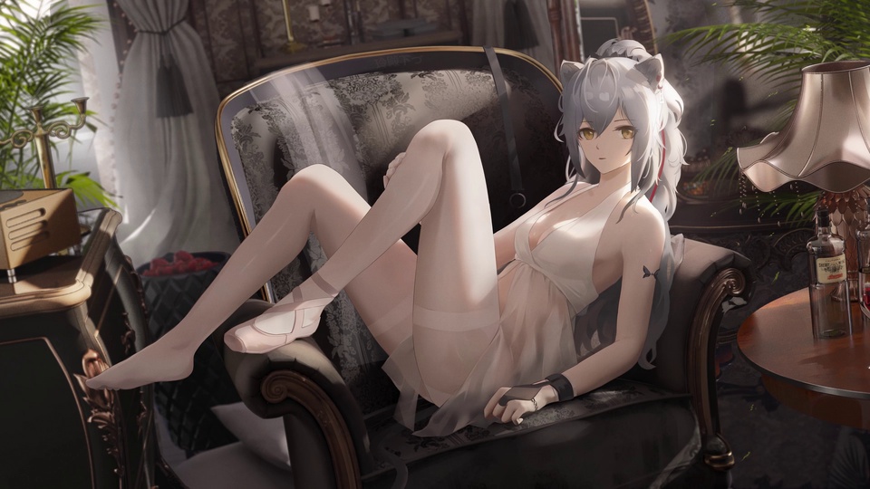 猫耳少女身着白纱挂脖裙斜倚复古扶手椅，周围摆放复古家具与绿植。