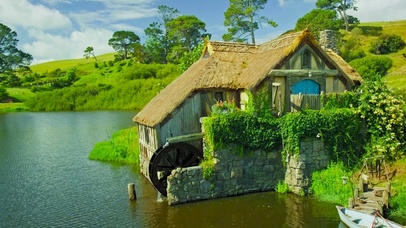 湖边水车小木屋