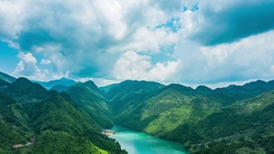 蓝天青山湖泊