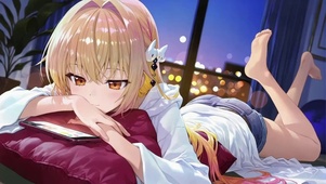 夜晚无聊玩游戏少女