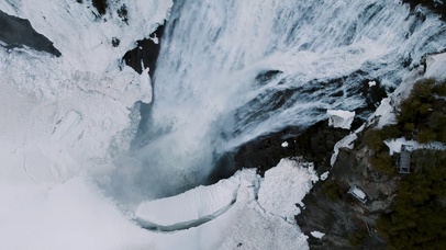 【消暑降温】航拍稀有的雪地瀑布