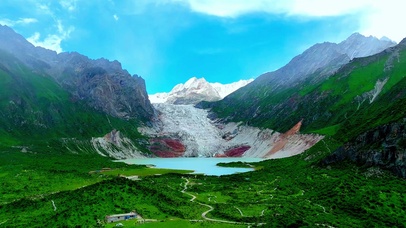 雪山之巅温暖的春天