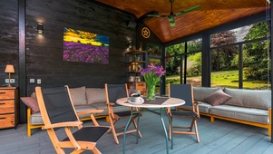 雨天森林舒适的木屋客厅