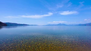 静谧湖面