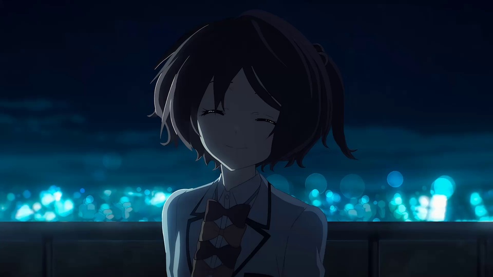 暗蓝夜景里闭眼微笑的校服少女，背景是虚化的城市散景灯光