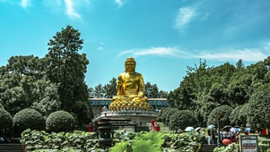 4k寺庙祈福烧香佛像蓝天白云