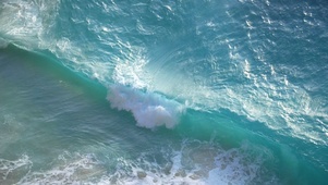 夏日波涛汹涌的大海海浪拍击沙滩