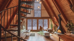 暴风雪天的温暖小木屋
