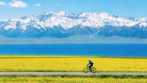 雪山湖畔花海骑行