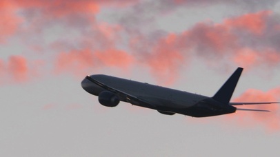 4K 高清 黄昏多云中的飞机