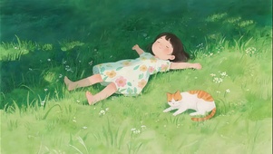 草地上的小女孩和猫