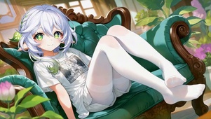 休闲沙发上的可爱美少女
